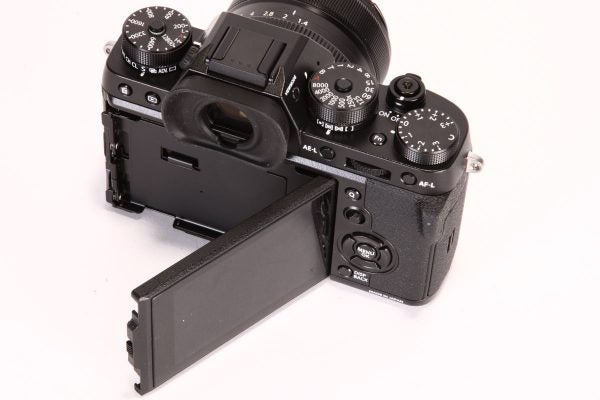 An additional hinge allows the screen to be used as a waist-level finder in portrait format 